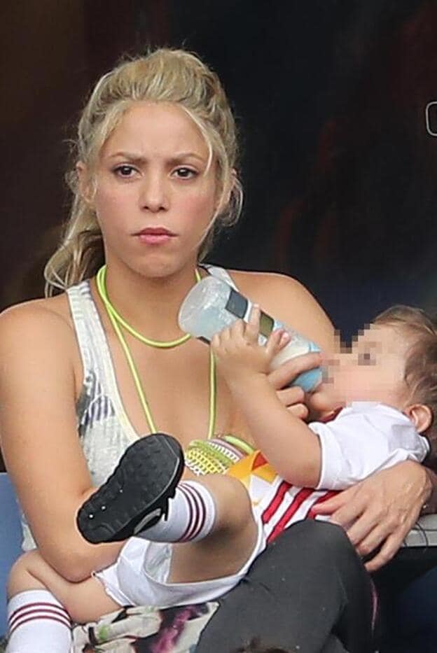 Shakira con su hijo en brazos en un partido de la Eurocopa el pasado mes de junio./gtres.