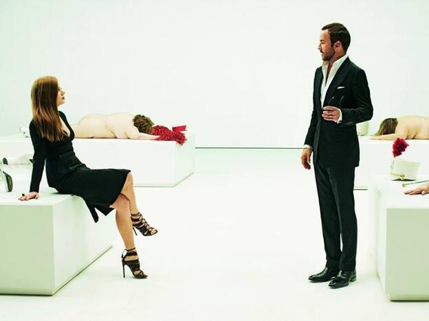 Amy Adams en una escena en la galería de arte junto a Tom Ford, director y guionista de 'Animales nocturnos'./d. r.