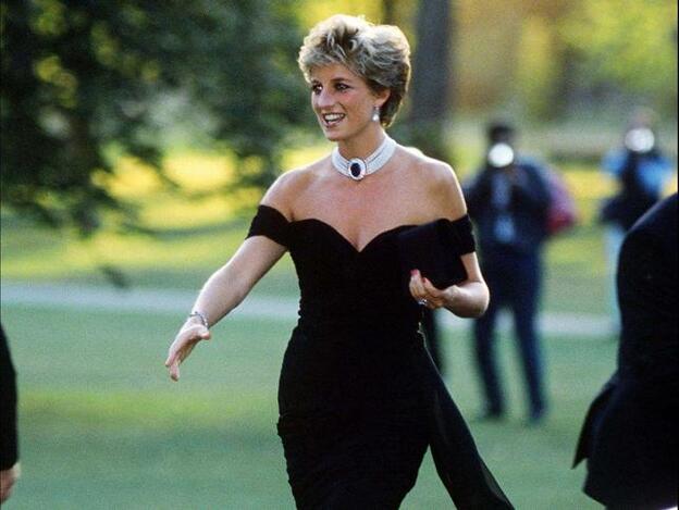 Lady Di, con un vestido negro off shoulder