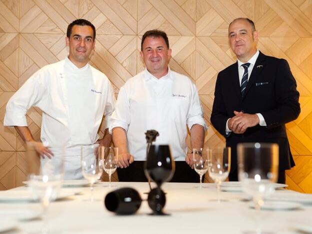 Paolo Casagrande (izq.) al frente de los fogones de Lasarte, Martín Berasategui (centro) y Joan Carles Ibáñez, al mando de la sala del restaurante (dcha.)./DR