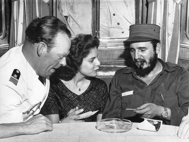 Marita Lorenz junto a Fidel Castro en una de las pocas fotografías que existen de ambos juntos./Cordon press