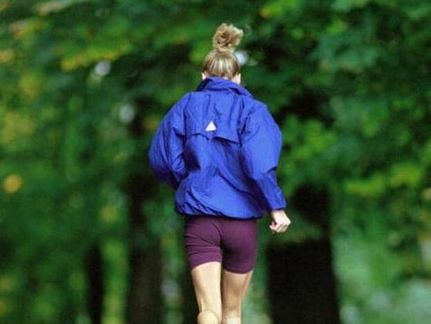 Una mujer, practicando running./GTRES