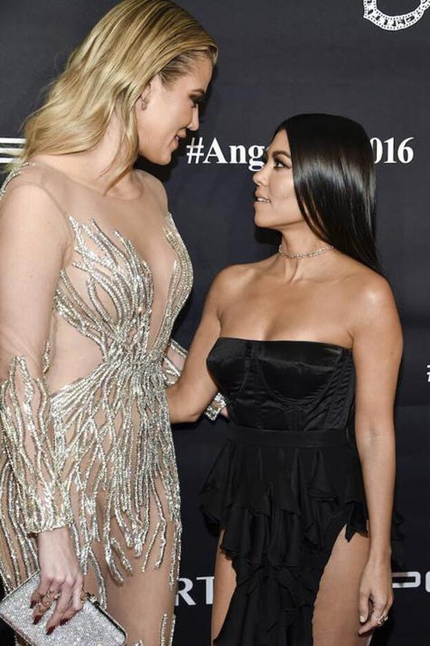 Dos de las hermanas Kardashian durante un evento./d. r.