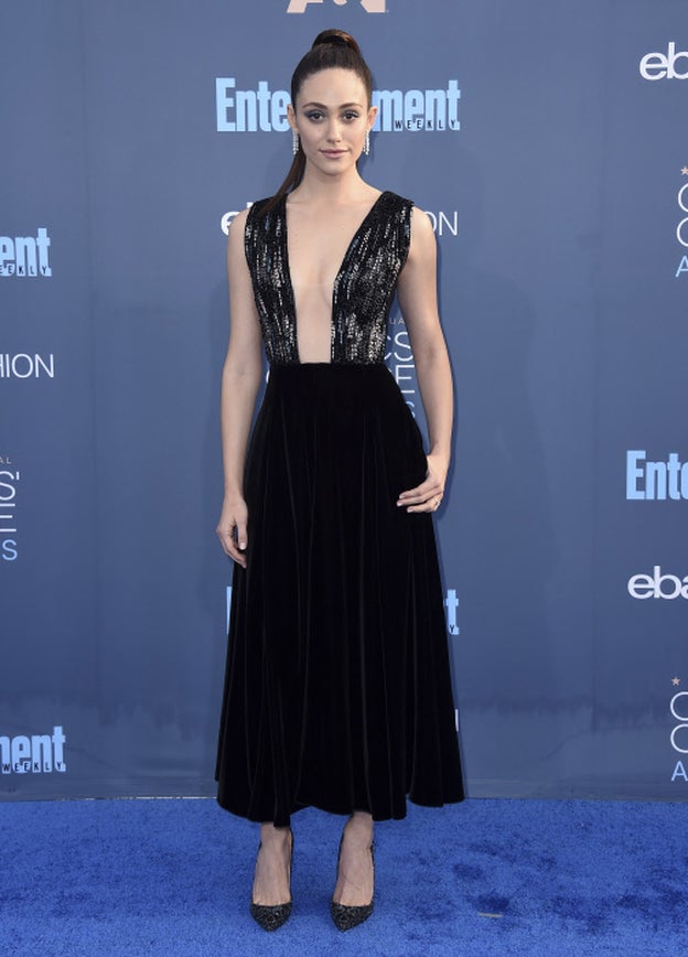 Emmy Rossum se decantó por un vestido midi con escote de vértigo de Giorgio Armani, que combinó con unos salones de Christian Louboutin.