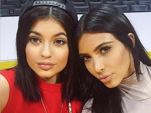 Kylie Jenner ha cambiado radicalmente su estilo para diferenciarse de su hermana Kim./Cordon Press/Twitter