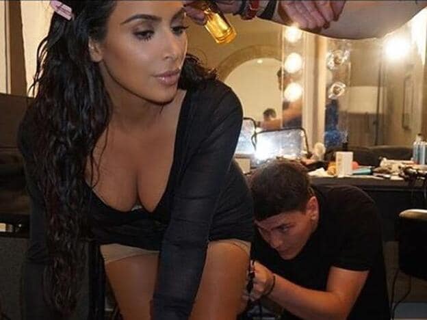 Kim Kardashian se maquilla el trasero... ¿y algo más?