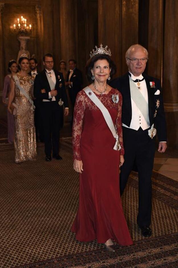 La reina Silvia y el rey Carlos Gustavo de Suecia durante la cena en honor a los laureados con el Premio Nobel 2016./Cordon Press