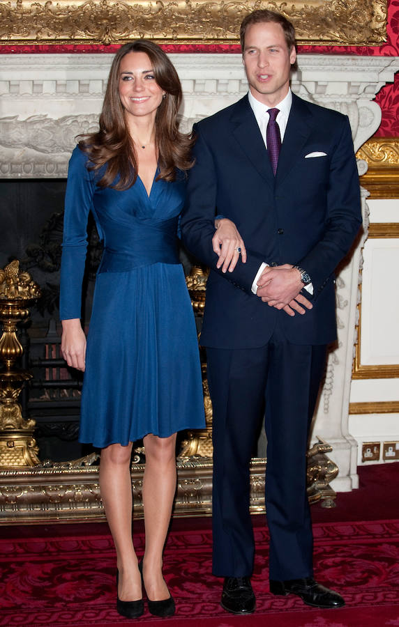 Los looks más icónicos de Kate Middleton: su compromiso con el Príncipe Guillermo