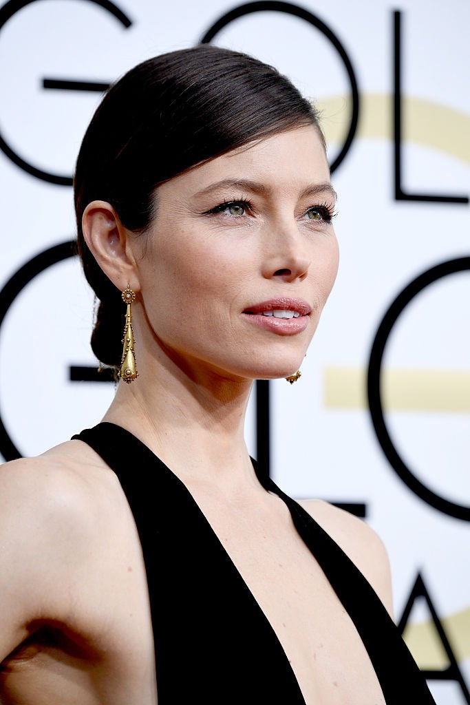 Los peinados y maquillajes de los Globos de Oro 2017: Jessica Biel