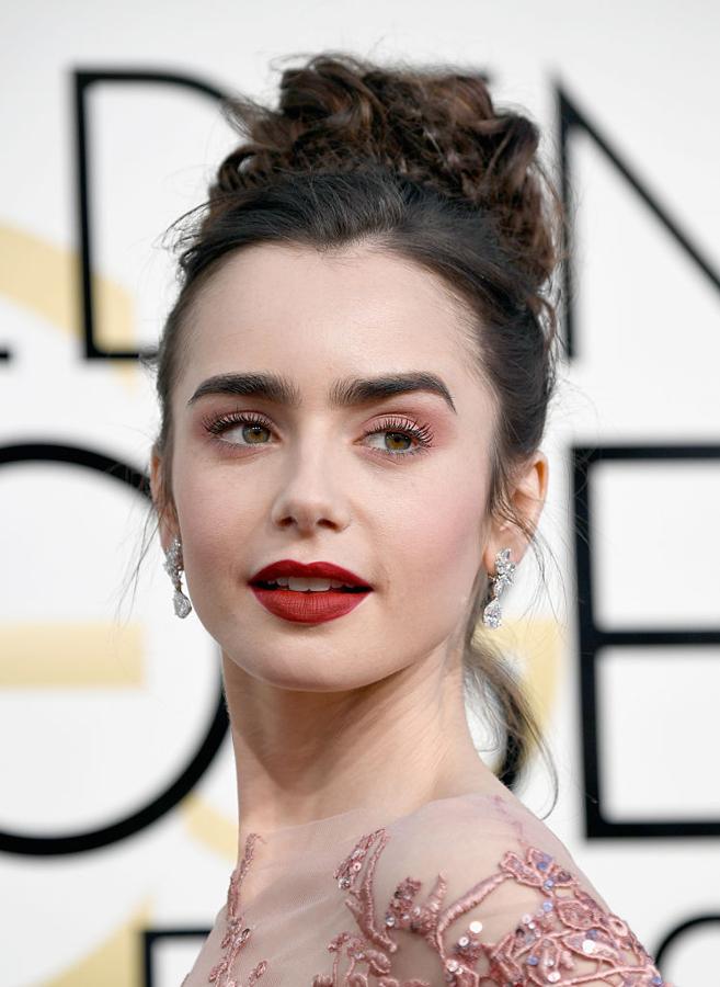 Los peinados y maquillajes de los Globos de Oro 2017: Lily Collins