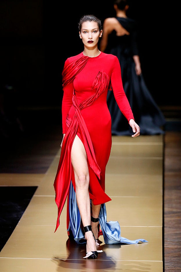 Bella Hadid se subió por primera vez a la pasarela de Atelier Versace el pasado julio.