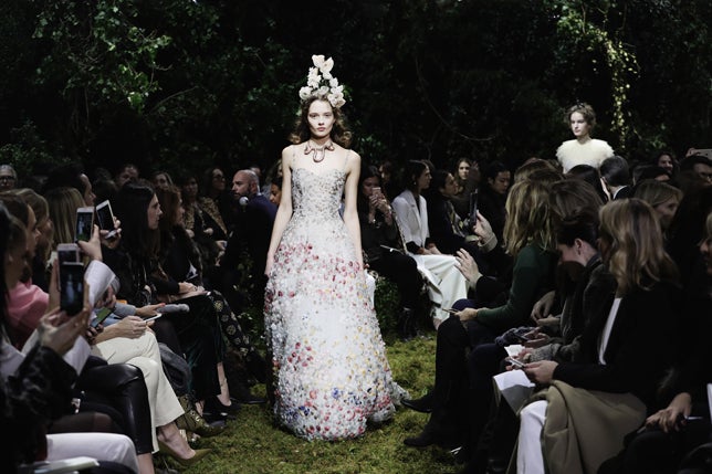 Alta Costura de Dior: las flores salpican los vestidos