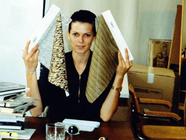 Bimba Bosé, cuando se hacía llamar Eleonora, en el estudio de Antonio Miró en el año 2000