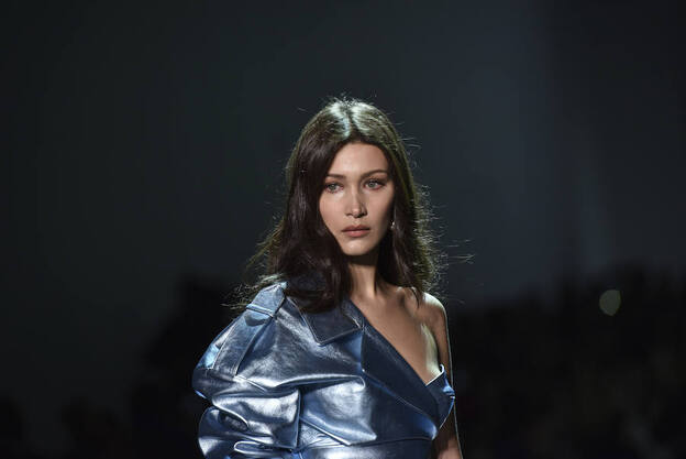 Bella Hadid, modelo que no tiene reparo en mostrar sus pechos/gtres