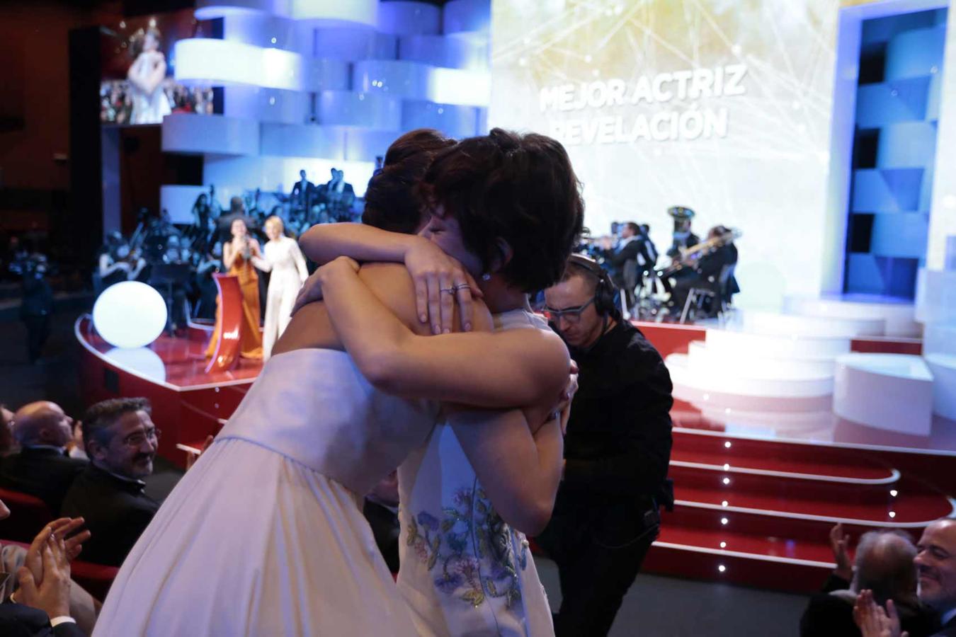 El abrazo de Anna Castillo y Belén Cuesta en los Premios Goya 2017