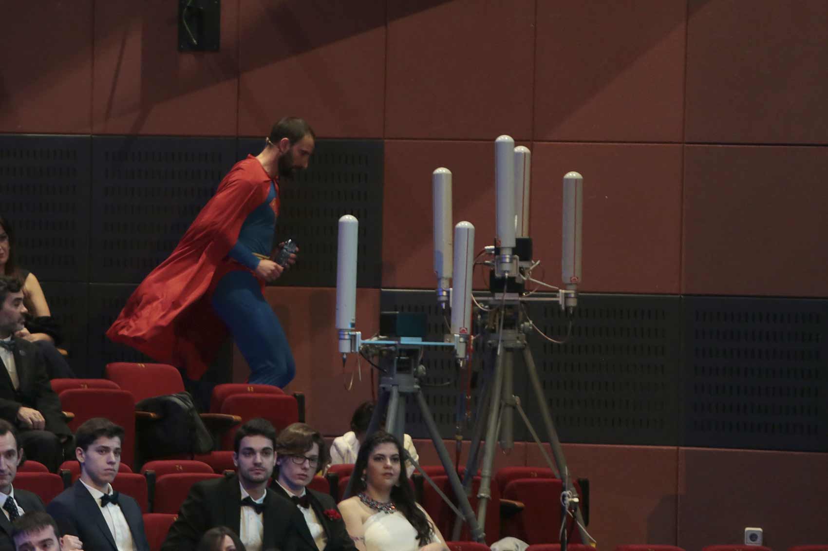 Dani Rovira vestido de Superman en los Goya 2017