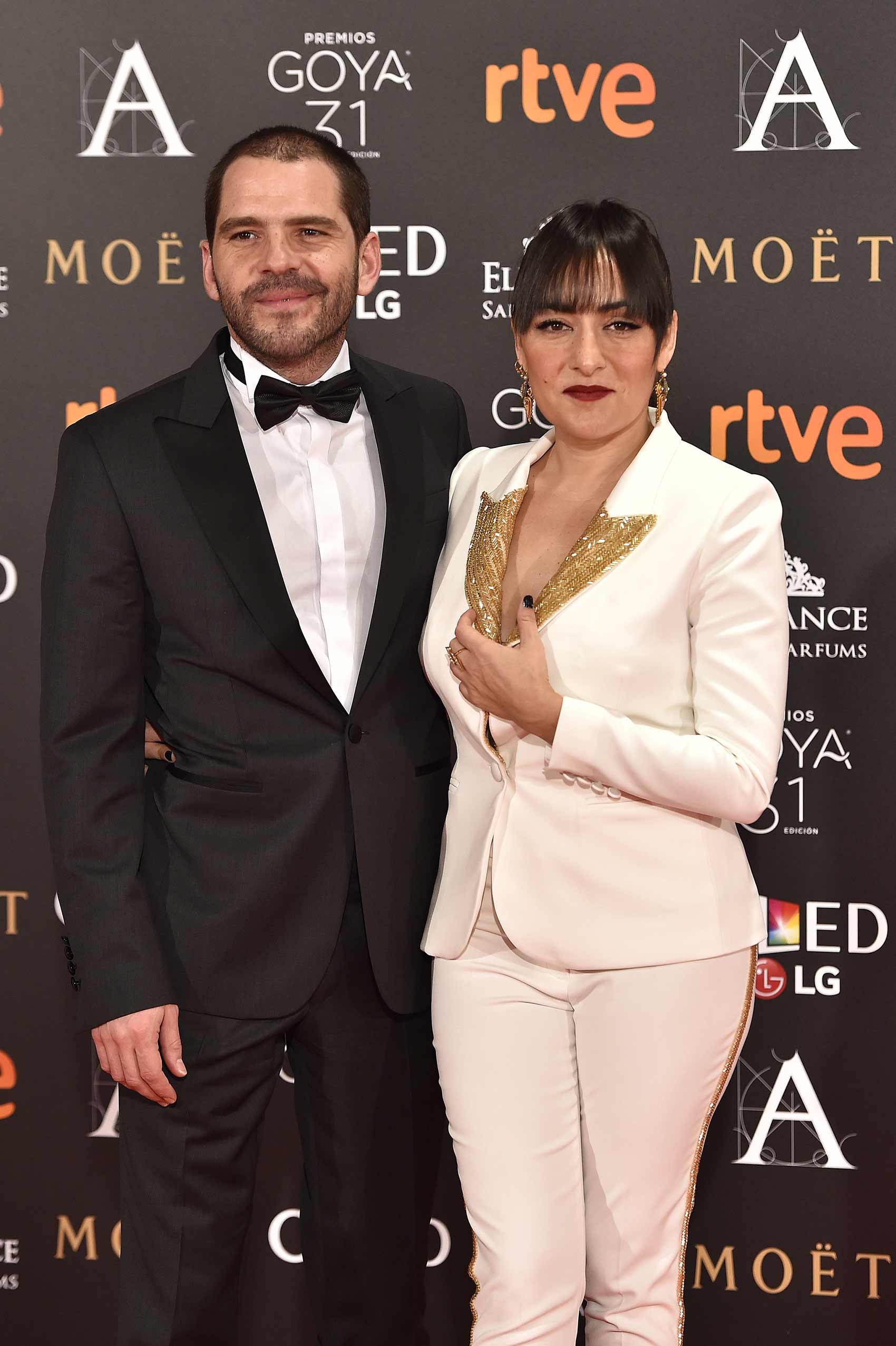 Parejas en la alfombra roja de los Goya 2017: Candela Peña y acompñante