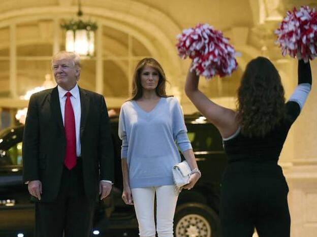 Donald Trump, junto a su esposa Melania Trump y una animadora./GTRES