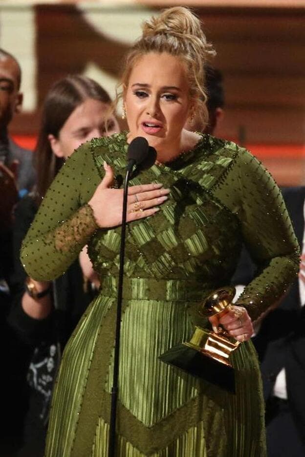 Adele recoge el Grammy al Mejor álbum por 'Hello', muy emocionada./cordon press.