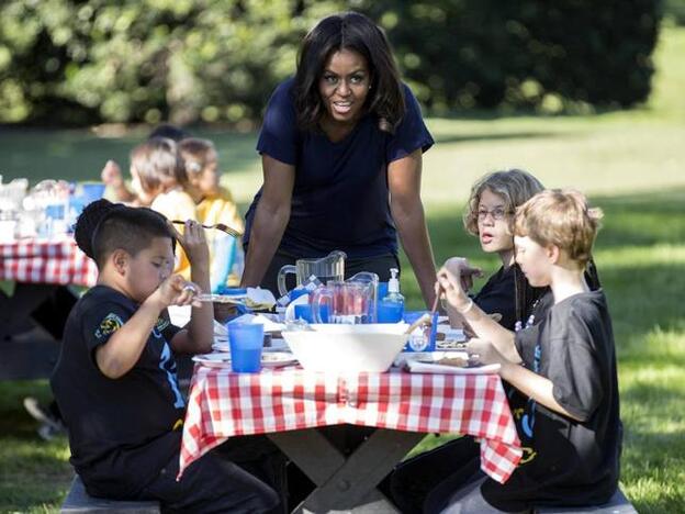 Michelle Obama comiendo con un grupo de niños/CORDON PRESS