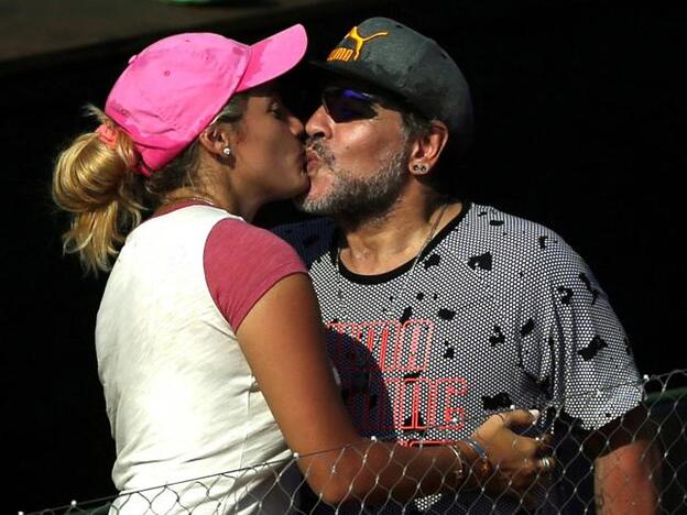 Diego Armando Maradona y su novia, Rocío Oliva, en una imagen reciente./agencias