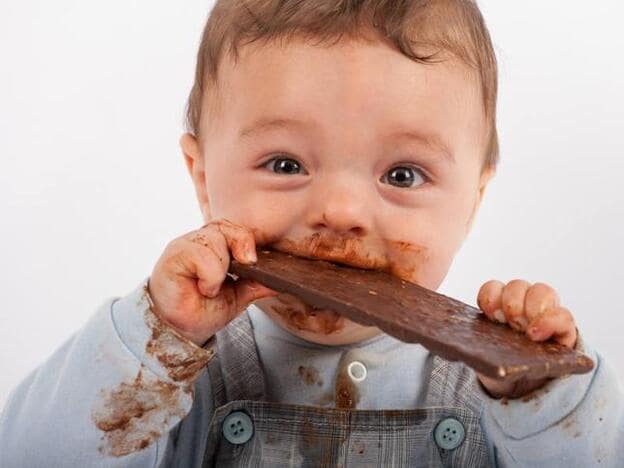 Un bebé comiendo chocolate/fotolia