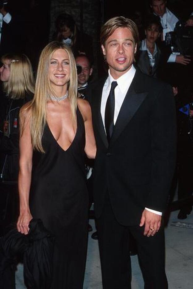 Mientras Angelina ganaba su Oscar en 2000, Jennifer Aniston y Brad Pitt celebraron los Premios de la Academia en la fiesta de Vanity Fair. La actriz lució escotazo y, ella sí, supo llevar el 'total black' con estilo.