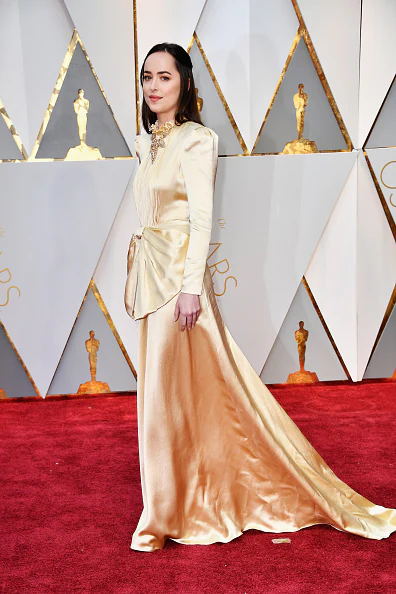Oscars 2017: Dakota Johnson, en la alfombra roja
