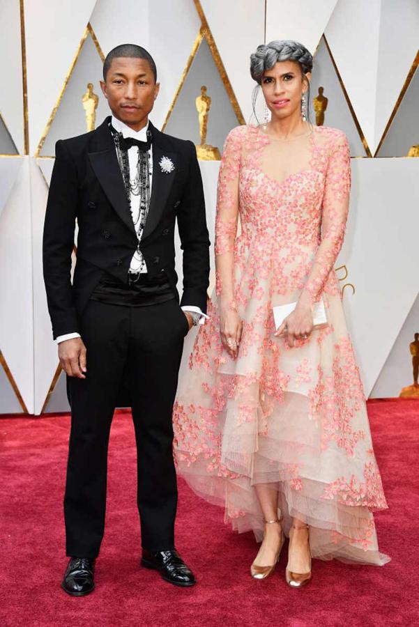 Las parejas en la alfombra roja de los Oscars 2017: Pharrel Williams y Mimi Valdés