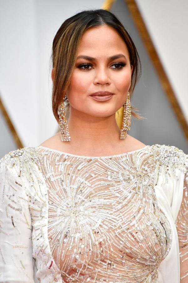 Los peinados y maquillajes de los Oscars 2017: Chrissy Teigen