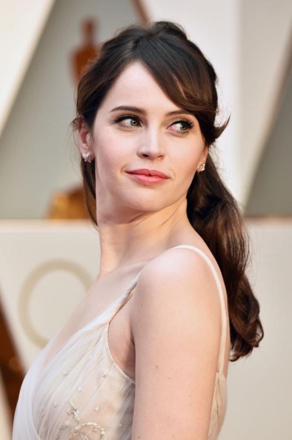 Los peinados y maquillajes de los Oscars 2017: Felicity Jones