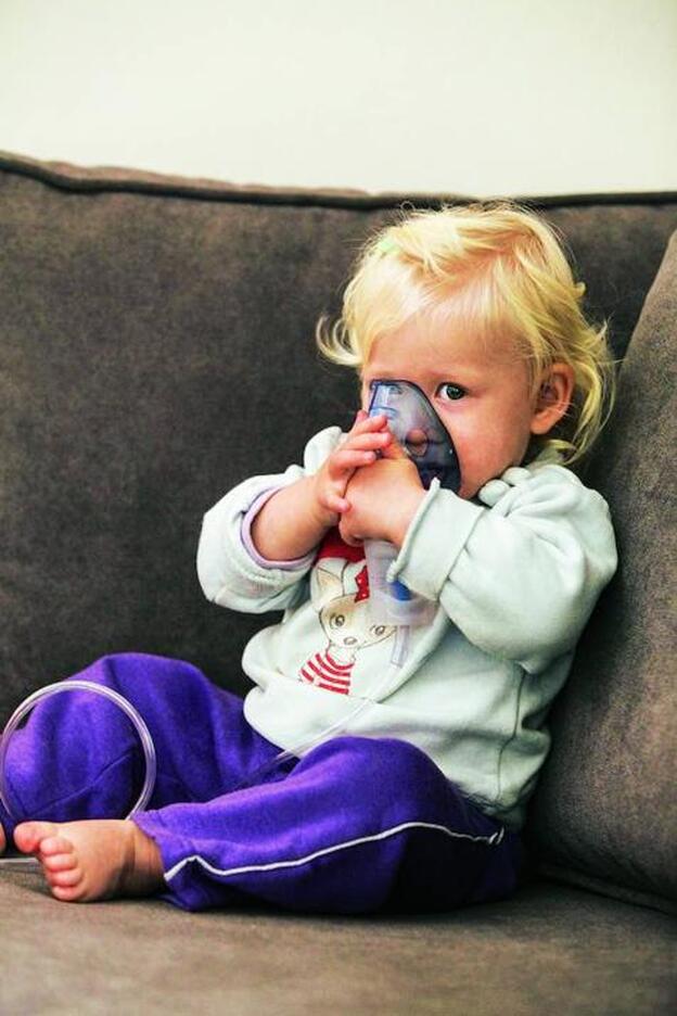 Un niño con un inhalador/cordonpress