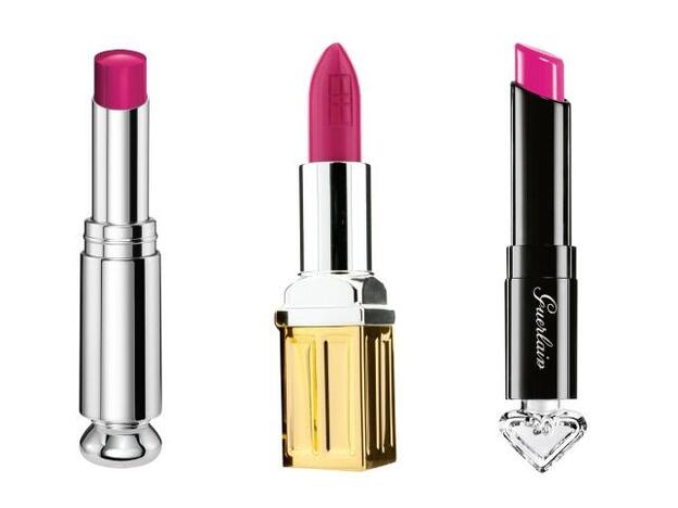 Dior Addict Lacquer Stick en tono Neon Sassy 882 de Dior (37 euros). Color Beautiful Moisturizing Lipstick en tono Electric Pink de Elizabeth Arden (29 euros). La Petite Robe Noir Lisptick en tono Orchid Beanie de Guerlain (29,50 euros).