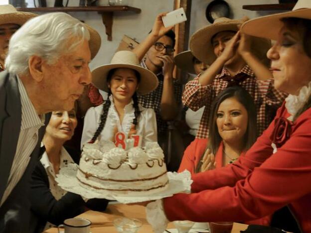 El Nobel de Literatura ha soplado las velas en Arequipa/gtres