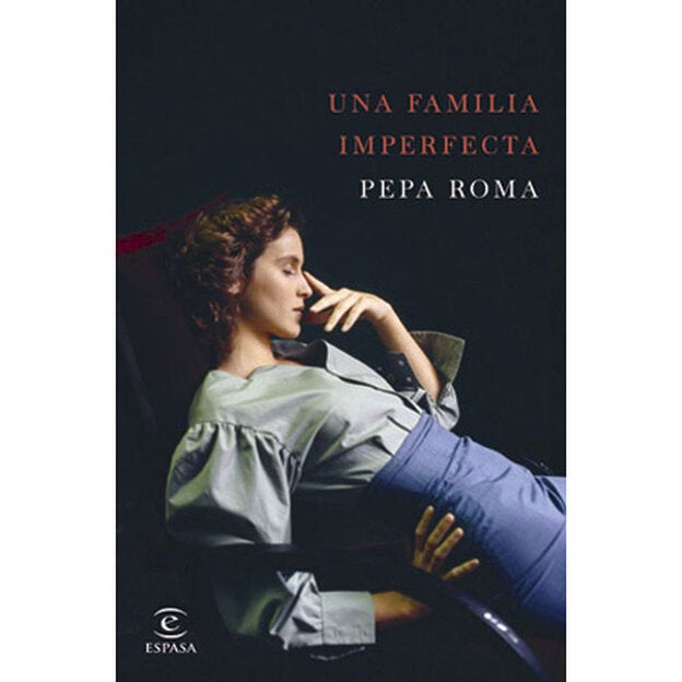 Foto de la portada de su nueva novela: Una familia imperfecta (Espasa).