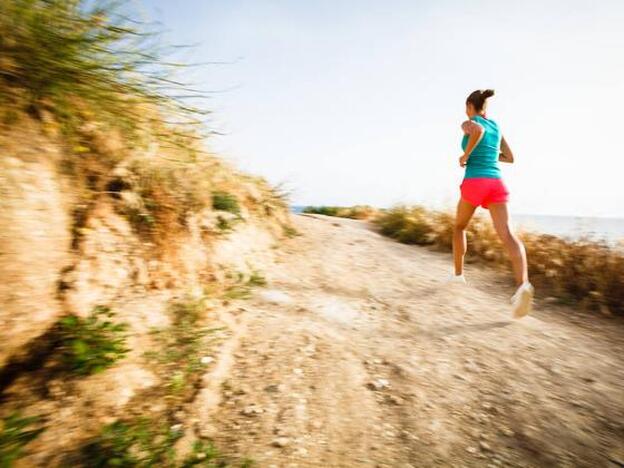 Una mujer, practicando running./GTRES