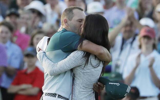 El golfista celebró su victoria con un gran beso./gtres