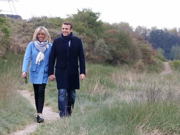 Emmanuel Macron y Brigitte Trogneux caminando en Le Touquet./GTRES