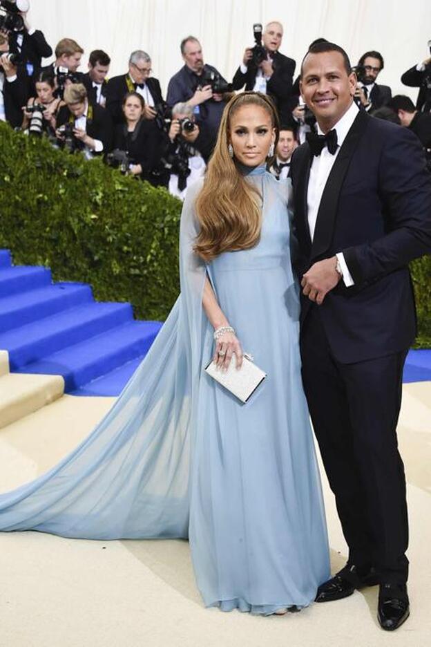 Jennifer Lopez y Álex Rodríguez en la alfombra roja del MET./gtres.