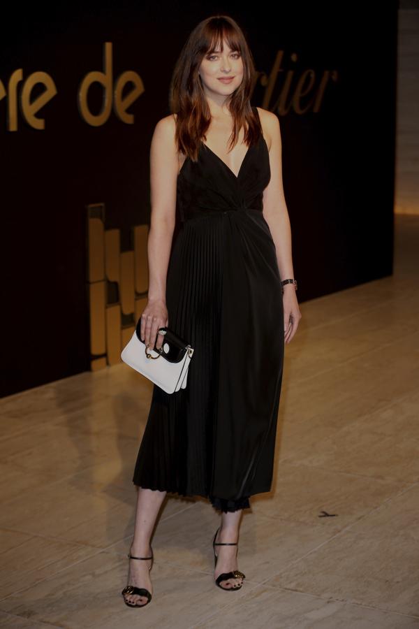 Dakota Johnson con vestido negro