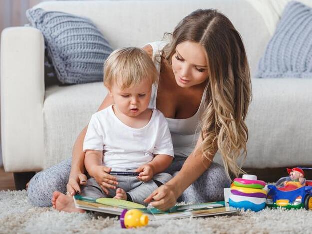 Madre jugando con su hijo./Fotolia