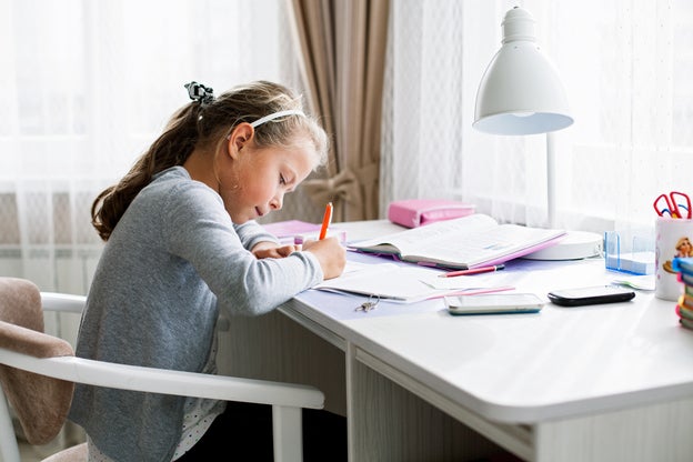 Una niña, haciendo los deberes del colegio./Fotolia