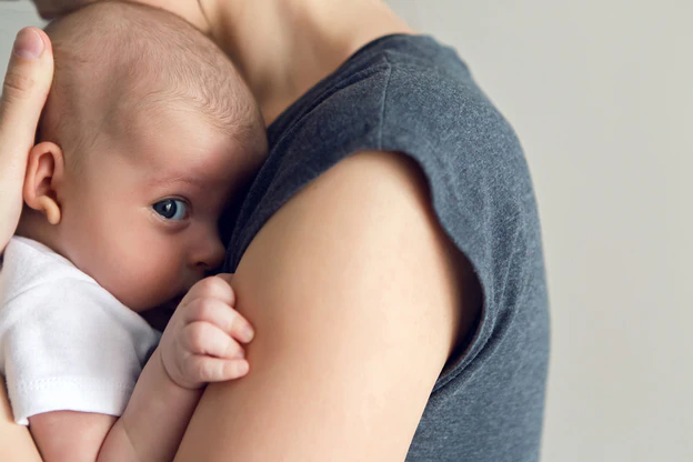 Bebé en brazos de su madre./Fotolia