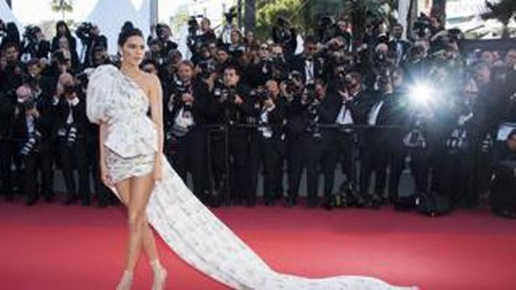 Kendall Jenner brilla sobre la alfombra roja de Cannes