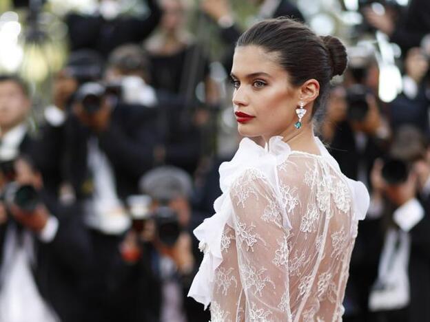 Sara Sampaio con moño de bailarina en el Festival de Cannes./Getty Images