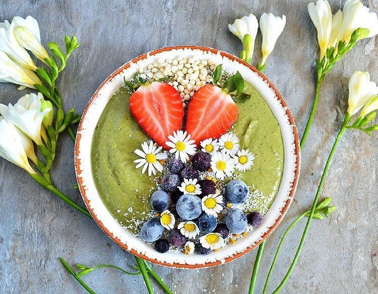 Smoothie bowl verde y con arándanos