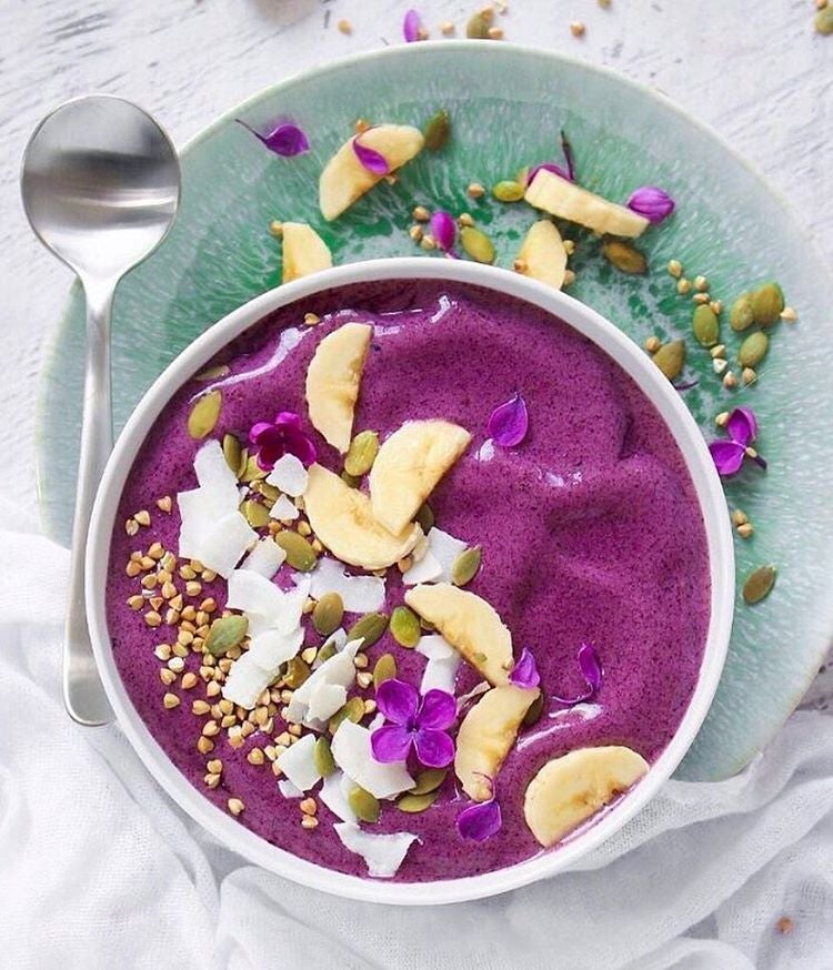 Smoothie bowl con flores incluidas