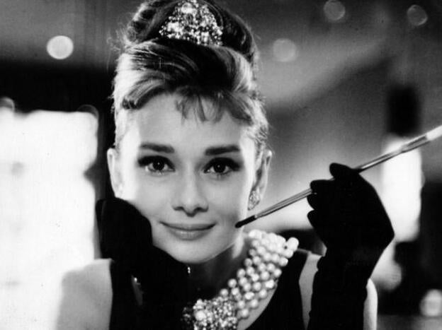 Audrey Hepburn, en una imagen icónica en la que está fumando./d.r.