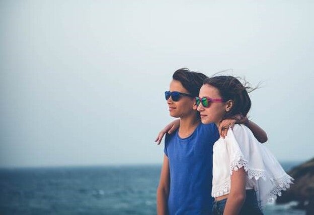 Un grupo de niños, con gafas de sol 'Flamingo'./adobe stock