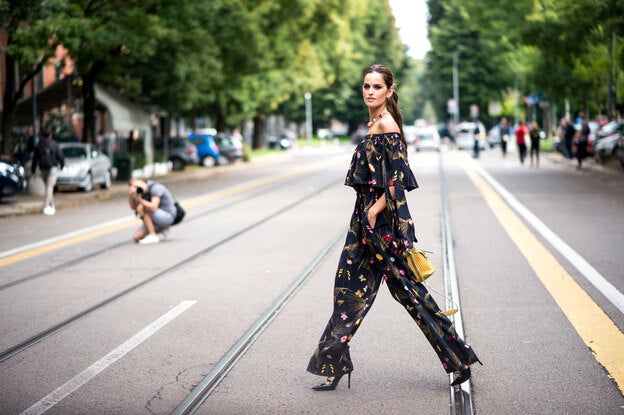 Izabel Goulart apuesta por los prints florales con fondo oscuro/Imaxtree